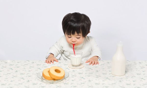bé uống sữa tăng cân để phát triển toàn diện