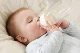 trẻ uống sữa tăng cân