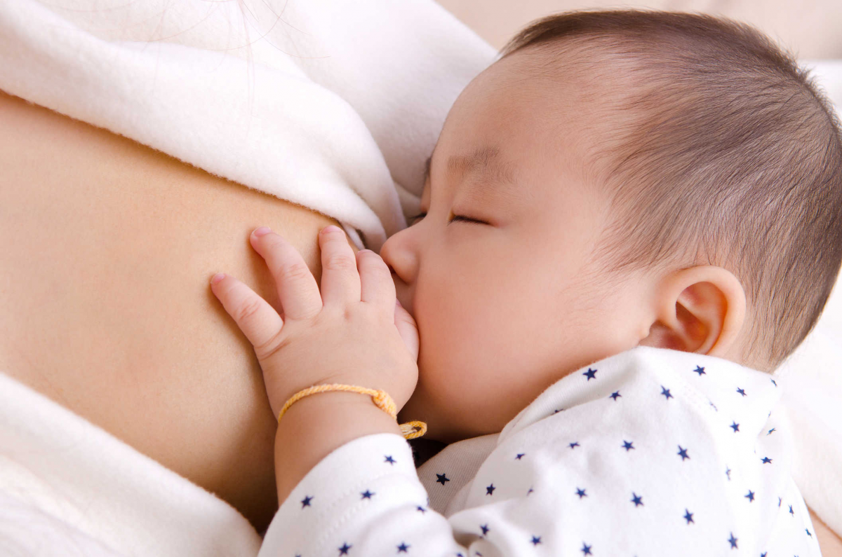 Sữa mẹ là nguồn dinh dưỡng giúp tăng cường miễn dịch cho bé rất tốt