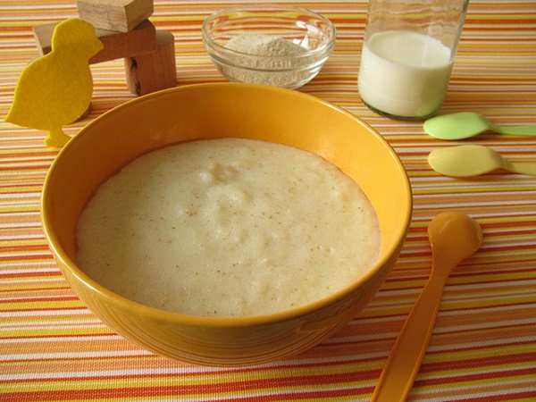 Pha sữa công thức vào cháo, bột tăng thêm dinh dưỡng vào khẩu phần ăn của trẻ