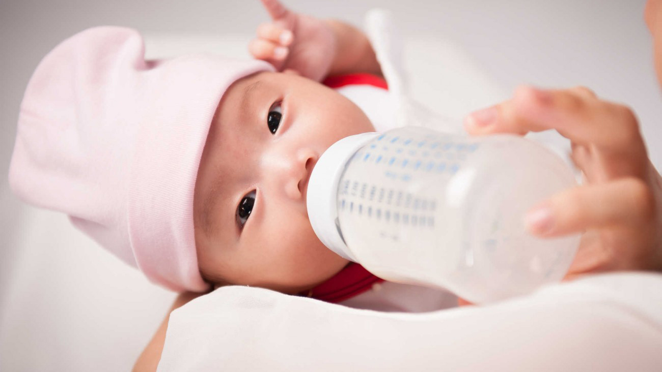 Lựa chọn bình sữa phù hợp cho trẻ hạn chế trẻ sơ sinh không đi ngoài