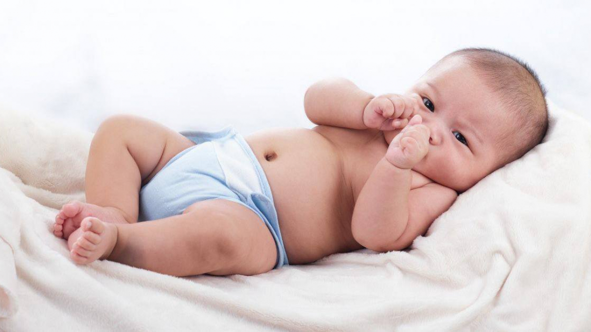 Trẻ sơ sinh thường có thành cơ bụng yếu