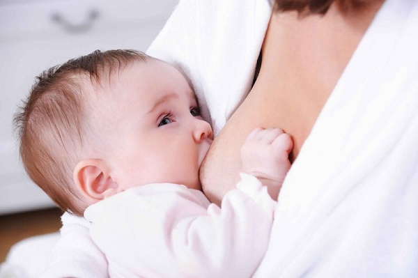 Trẻ dưới 6 tháng tuổi nên được bú sữa mẹ 